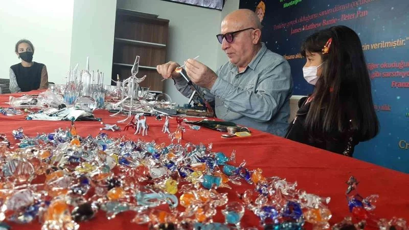 42 yıldır sabırla cama üfleyen sanatçı Kadirli’de öğrencilerle buluştu