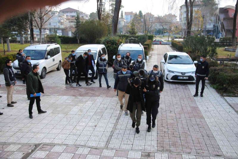 Çivril’de uyuşturucu ticareti yapan 6 şüpheli yakalandı
