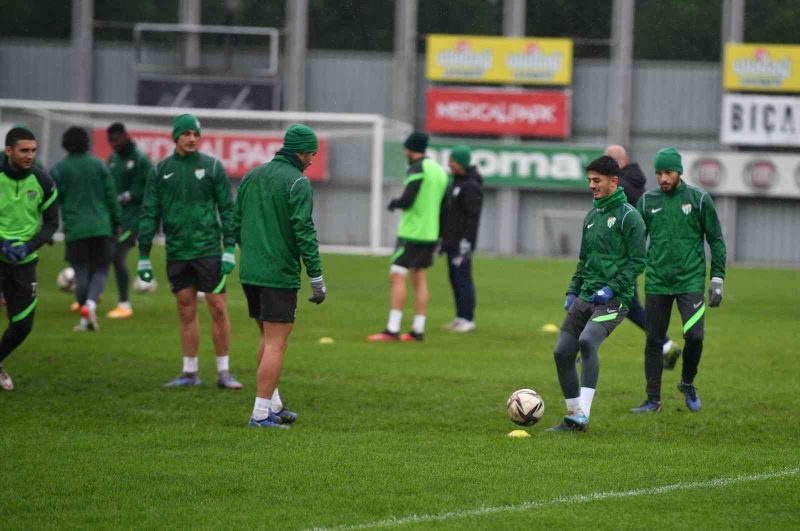 Bursaspor şut çalışmasıyla hazırlıklarını tamamladı - Yeşil-beyazlı takım otelde kamp yapacak
