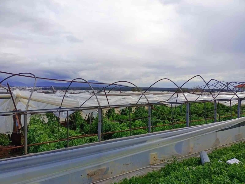 Seydikemer’de hortum seraları yıktı geçti
