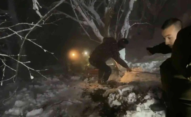 200 metre uçuruma yuvarlanan 2 genç donmak üzereyken böyle kurtarıldılar
