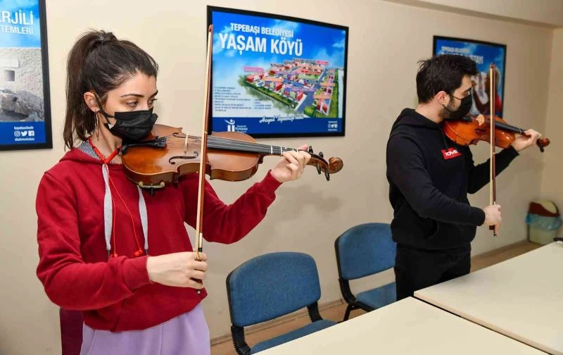 Gençler keman öğrenmek için bu kursa akın ediyor