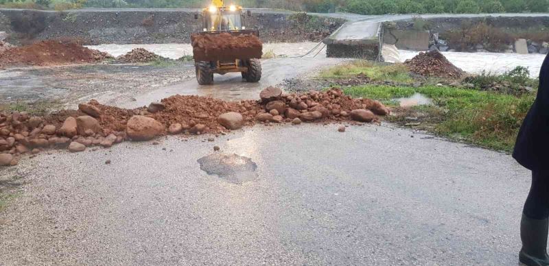 Hatay’da şiddetli yağmurda köprü yıkıldı, tekne alabora oldu
