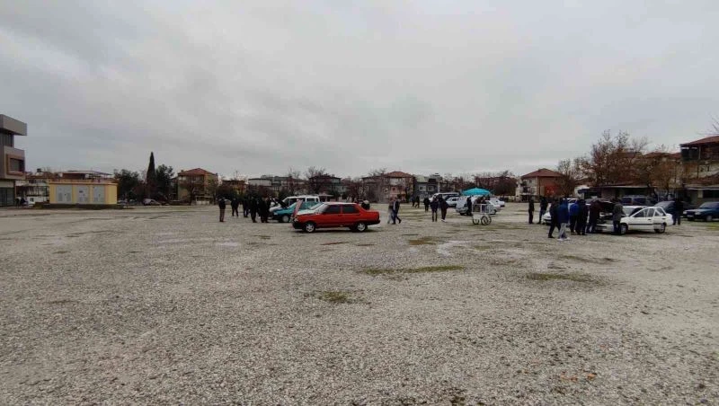 Fiyat belirsizliği otomobil pazarını boş bıraktı
