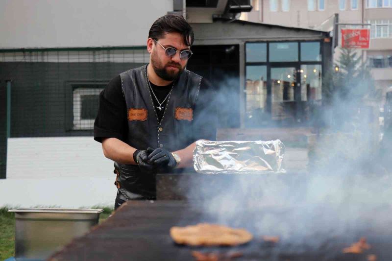 Sokak hayvanlarının görülmeye değer hamburger keyfi
