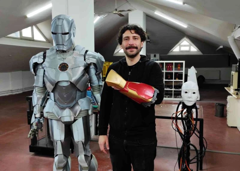 Derisinin altına yerleştirdiği çip sayesinde Iron Man gibi ateş edebiliyor
