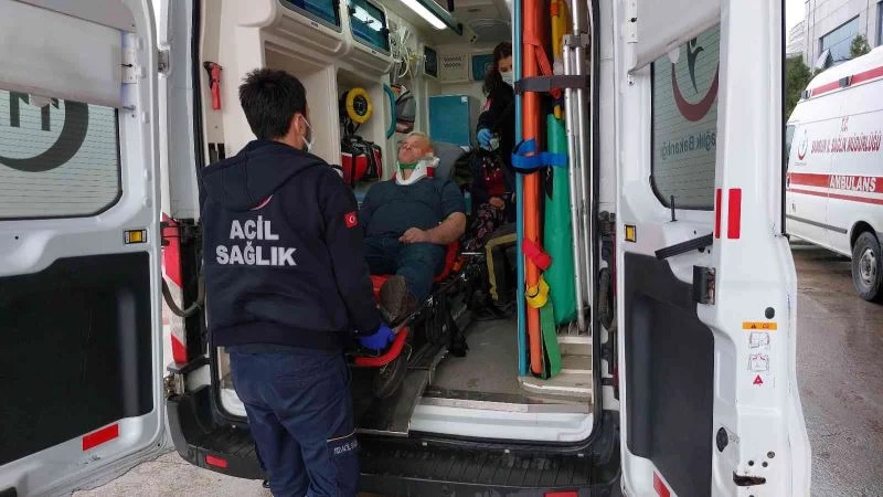 Kaza sonrası aracındaki hasara bakarken başka bir aracın çarptığı sürücü hastanelik oldu
