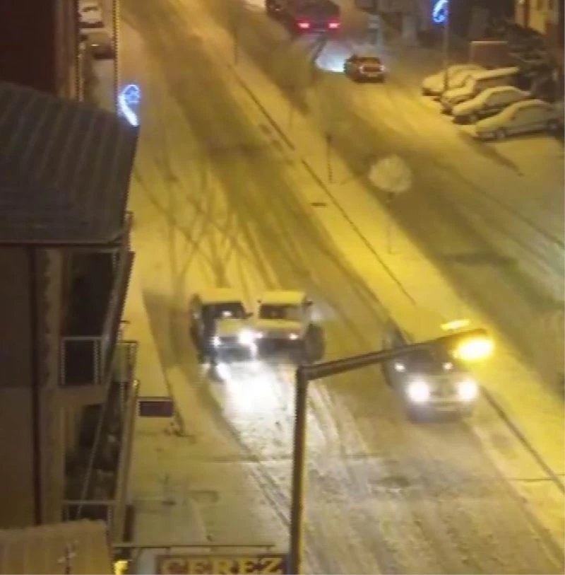 Ters yönde giderken otomobile çarptı, bir şey olmamış gibi yoluna devam etti
