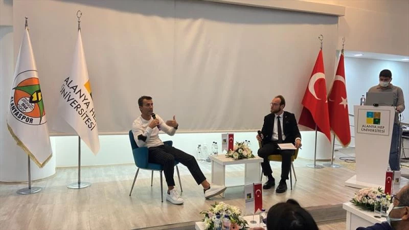 Alanyaspor Teknik Direktörü Korkmaz, üniversitede söyleşiye katıldı