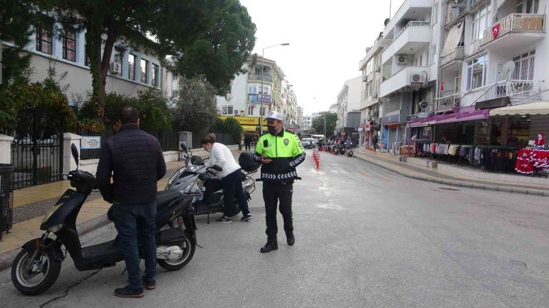 Marmaris’te kask takmayan motosiklet sürücülerine ceza kesildi
