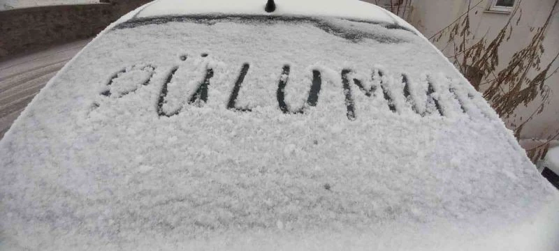 Pülümür’e mevsimin ilk karı yağdı
