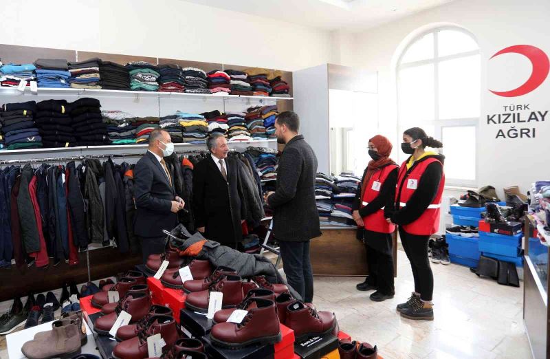 AİÇÜ Rektörü Prof. Dr. Karabulut kızılay giyim mağazasını ziyaret etti
