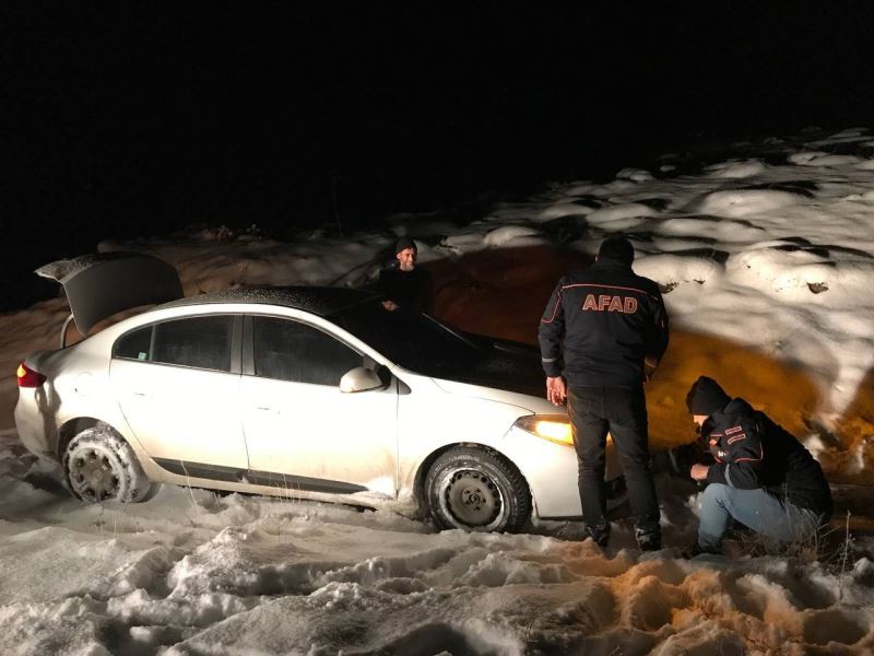 Kardan kapanan yolda mahsur kalan yabancı uyruklu şahsı AFAD kurtardı
