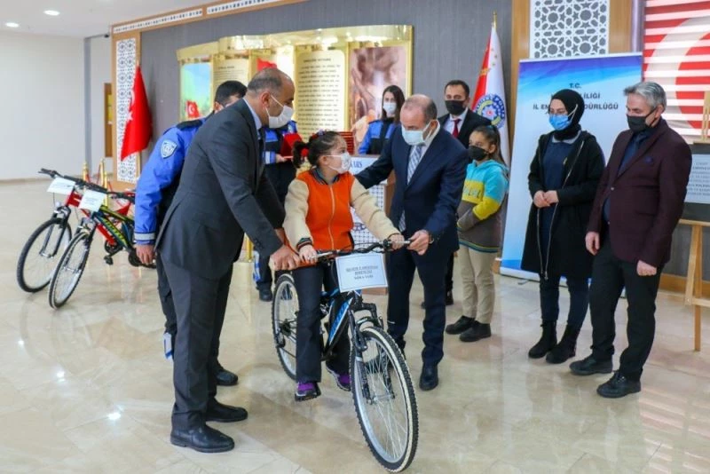 Kars’ta dereceye giren öğrenciler hediyelerini aldı
