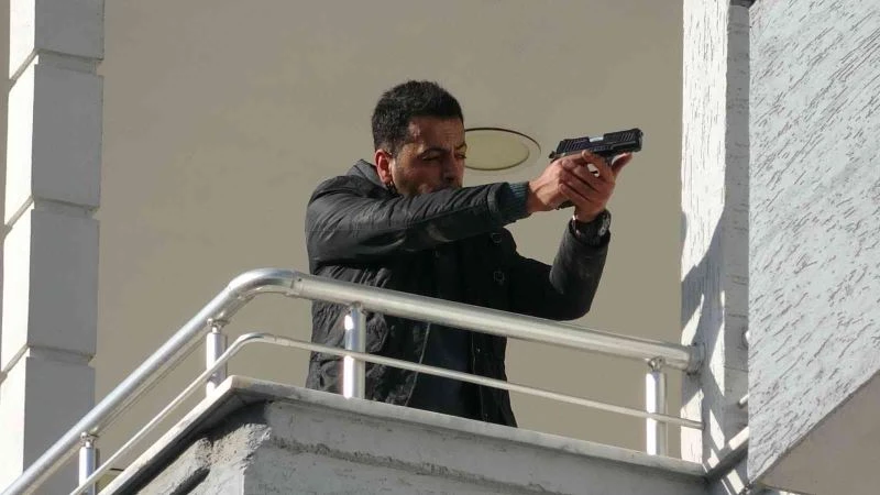 Karısını öldürüp balkonda silahla poz vermişti, savcılık müebbet hapis talebinde bulundu
