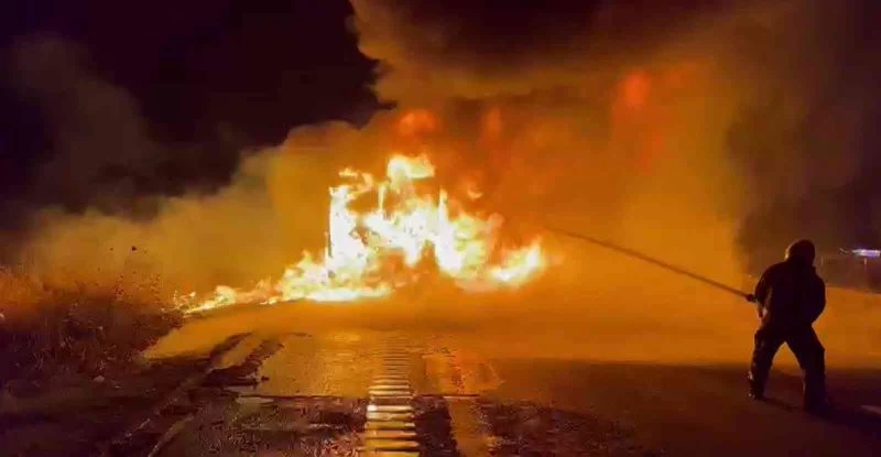 Plastik ham madde yüklü tır alev alev yandı
