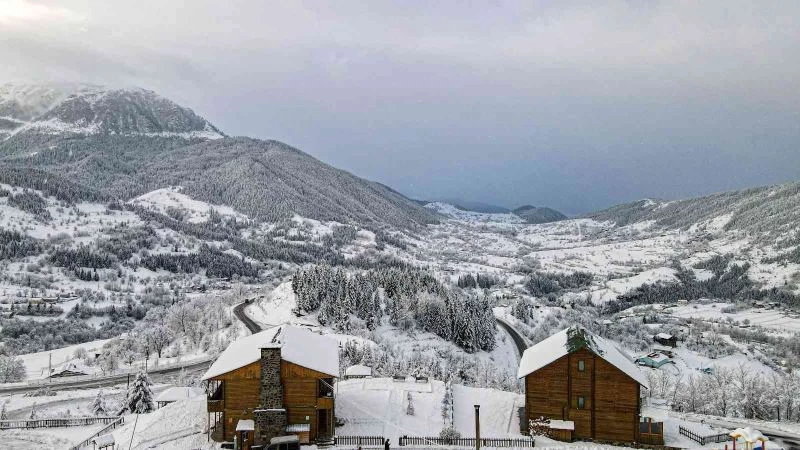 Doğa harikası Sakin Şehir ünvanlı Şavşat beyaza büründü
