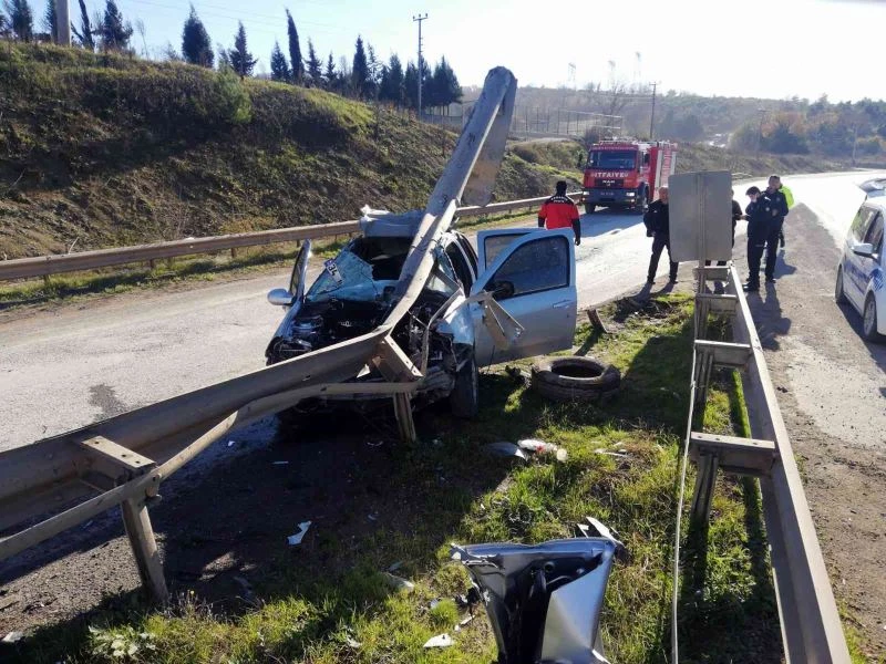 Duble yolda otomobil bariyere ok gibi saplandı: 1 yaralı
