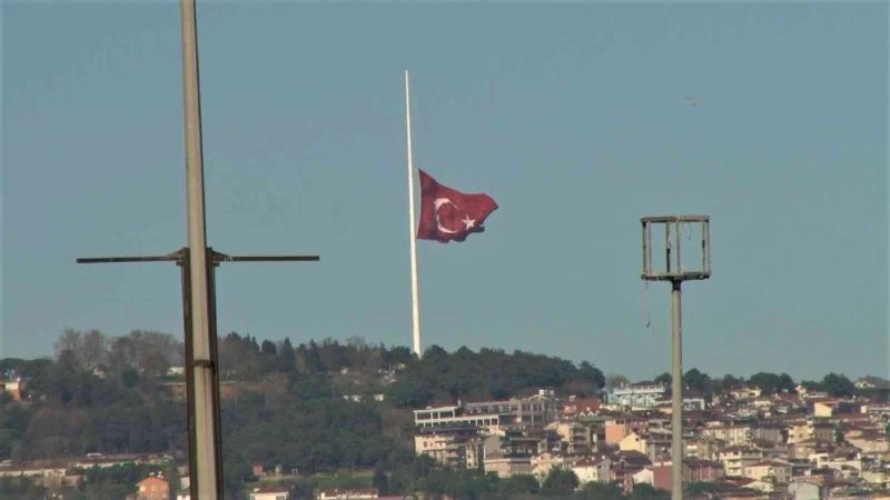 Çamlıca Tepesinden uçan Türk Bayrağı yeniden göndere çekildi
