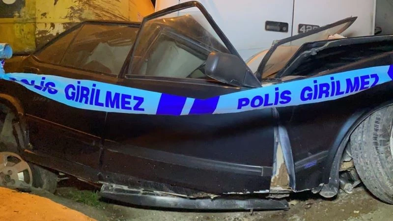 Freni boşalan tır, 3 otomobile ve kepçeye çarptı: 3 yaralı
