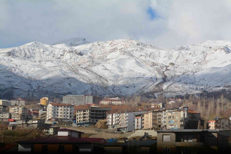 Hakkari’nin Merzan mahallesine mevsimin ilk karı düştü
