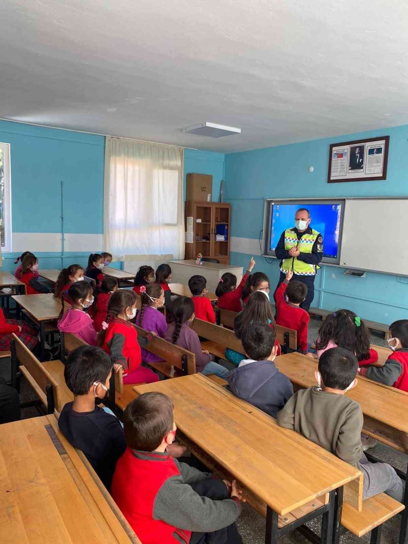 Jandarmadan öğrencilere ‘Genel trafik kuralları’ semineri
