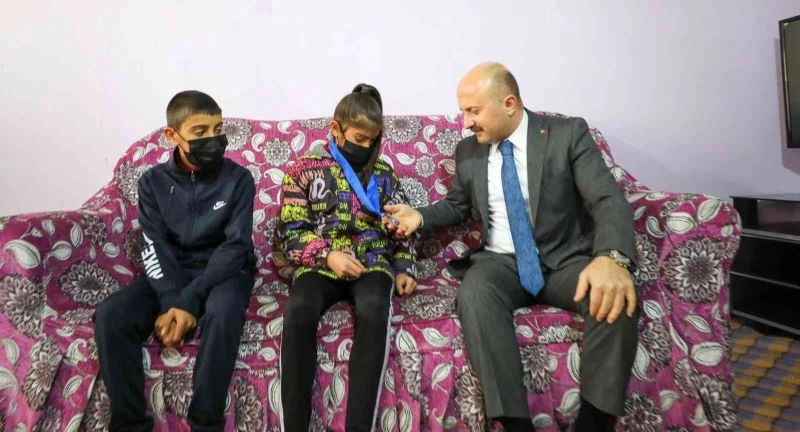 Ağrı Valisi Varol, milli güreşçi Birgül Şimşek’i evinde ziyaret etti
