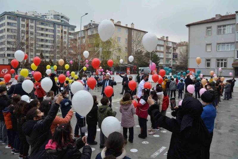 İlkokul öğrencileri, Atatürk’e yazdıkları mektupları gökyüzüne bıraktı
