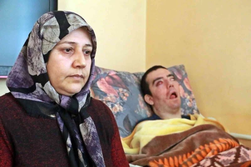 8 yıldır gözlerini kırpamıyor, adeta kan ağlıyor
