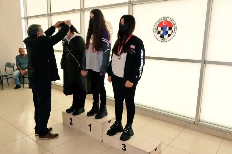 Satrançta dereceye girenlere madalyaları verildi
