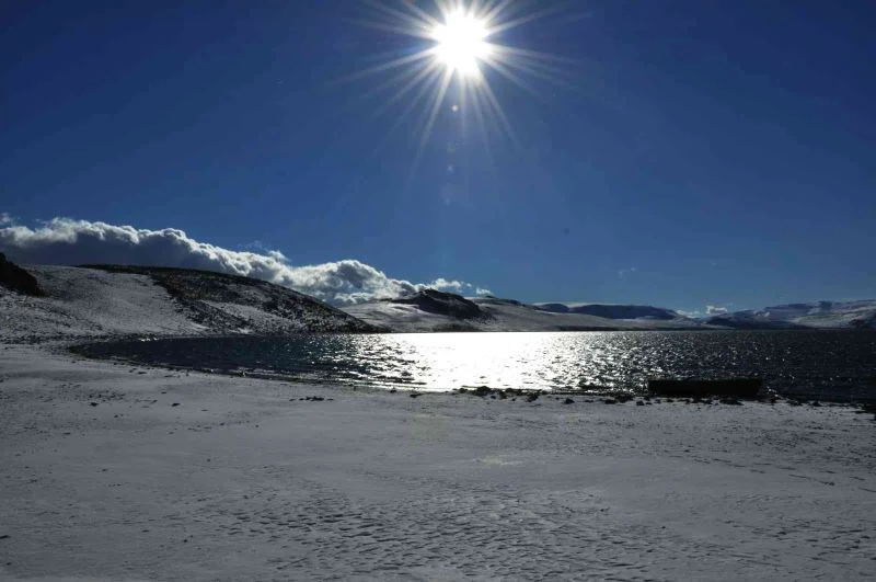Kars’ta Aygır Gölü’nün etrafı beyaza büründü
