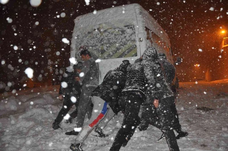 Yüksekova’da tipide araçlar yolda mahsur kaldı
