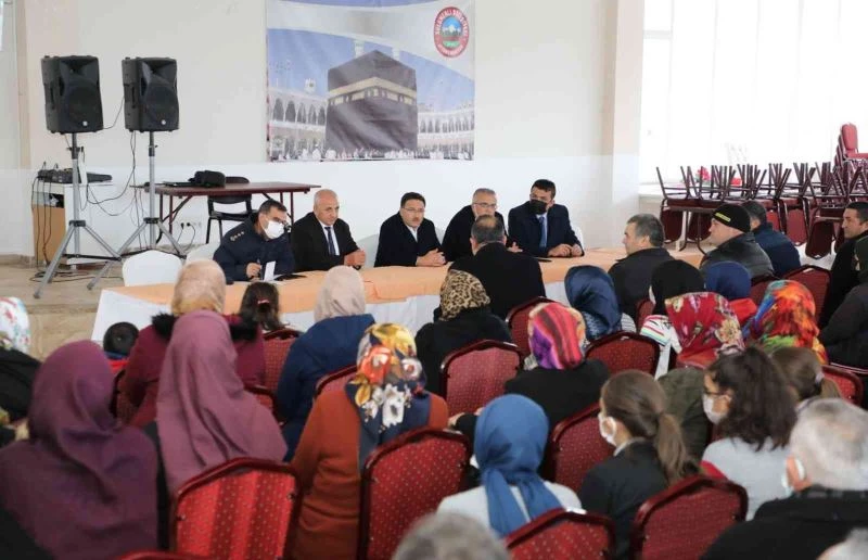 Vali Çiçek, Sülümenli beldesinde vatandaşları dinledi
