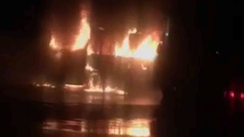 Alev topuna dönen minibüsten geriye iskeleti kaldı
