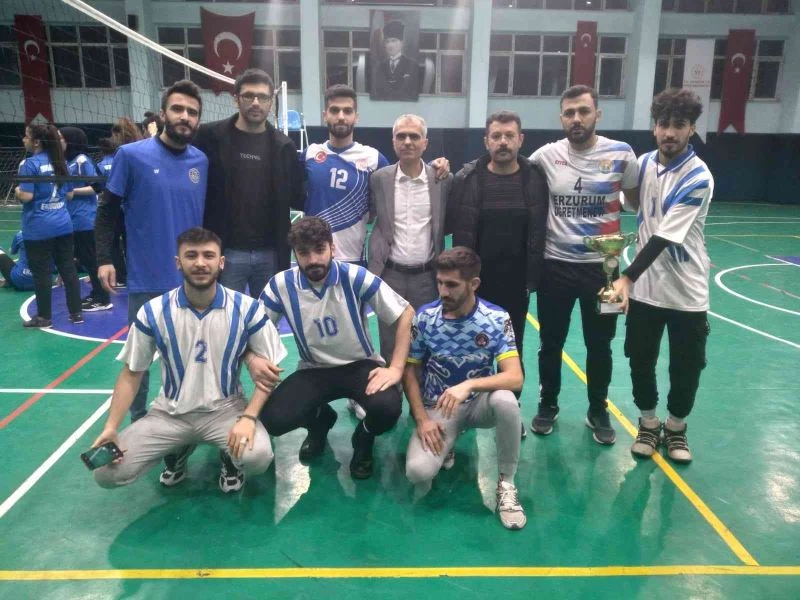Voleybol turnuvasında coştular