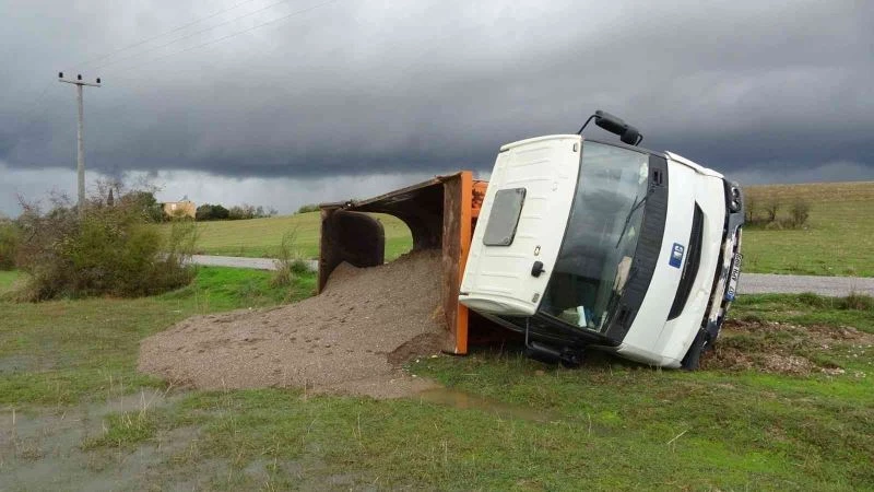 Sahilden kum alıp jandarmadan kaçarken kamyonu devirdi
