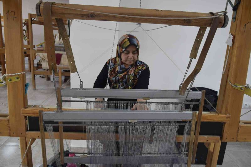 Burdurlu kadınlar 300 yıllık Alaca dokumayı ilmek ilmek dokuyarak yaşatıyor
