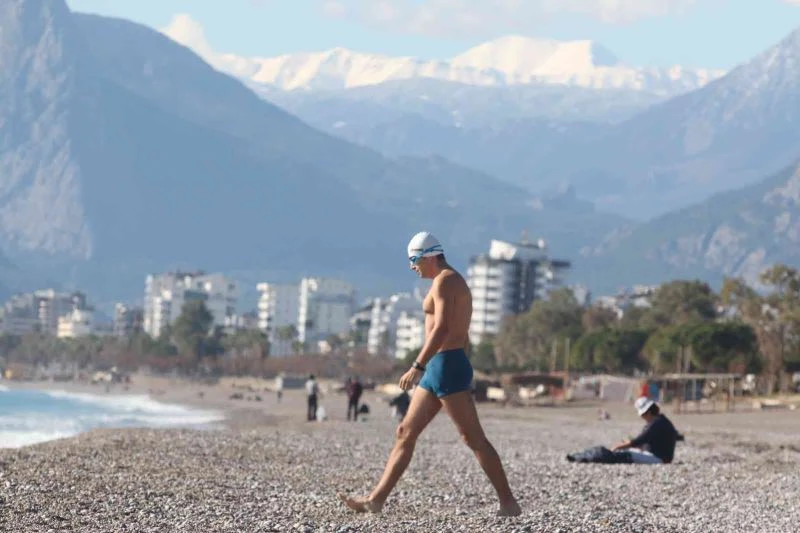 30 dakikada iki mevsim yaşayan Antalyalılar karlı dağlara karşı kulaç attı

