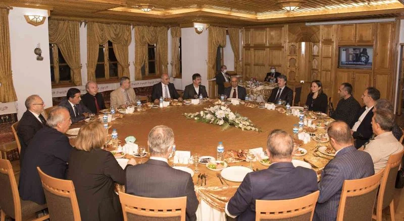 Rektör Çomaklı, önceki dönem yönetim ekibiyle bir araya geldi
