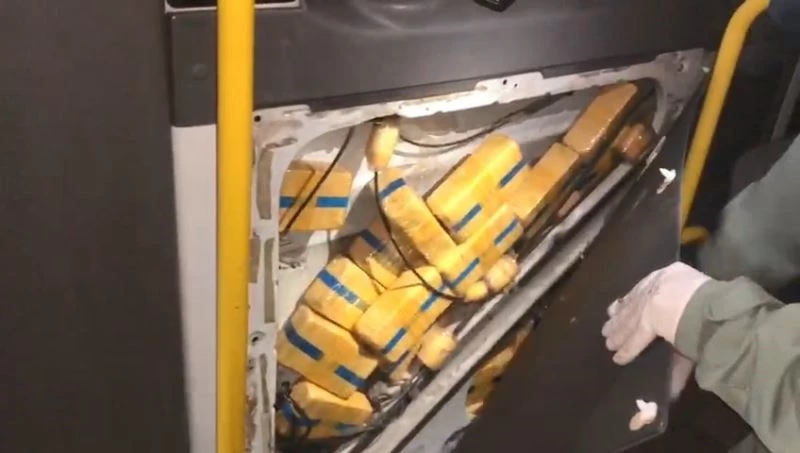 Minibüsün kapısına zulananan 26 kilo eroini narkotik köpeği ’Talisca’ buldu
