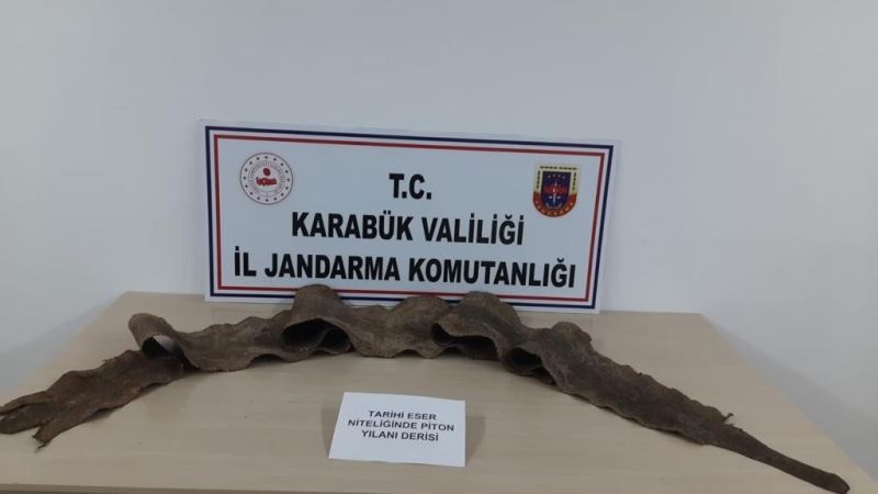 Karabük’te İbranice yazılı çeşitli figürlerin bulunduğu yılan derisi ele geçirildi
