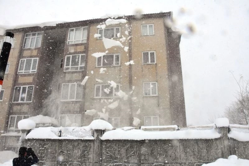 Tek katlı evler ve yön tabelaları kara gömüldü
