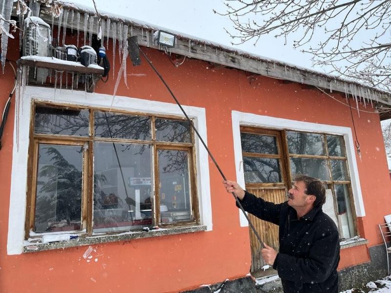 Boyları yarım metreyi bulan buz saçakları esnafa zor anlar yaşattı
