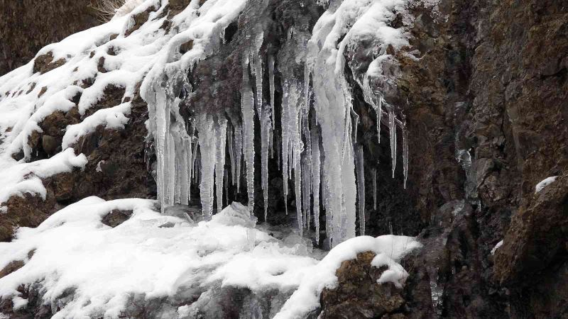 Yozgat dondu, yamaçlarda sarkıtlar oluştu, araçlar ilerlemekte güçlük çekti
