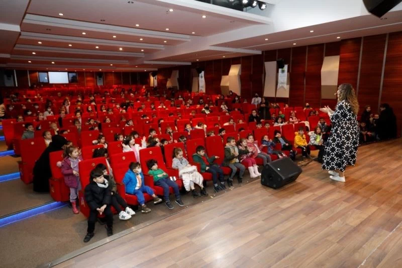 Keloğlan horozunu öğrencilerle aradı
