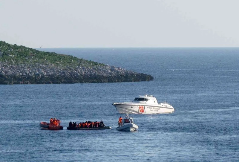 Çeşme açıklarında 52 göçmen kurtarılırken, 29 göçmen yakalandı
