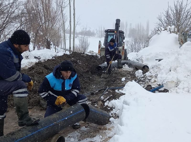 Hakkari’de kar yağışı altında su arıza onarımı
