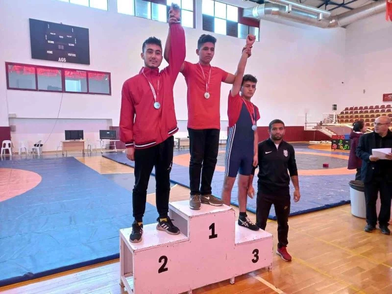 Manavgatlı güreşçilerden toplu başarı
