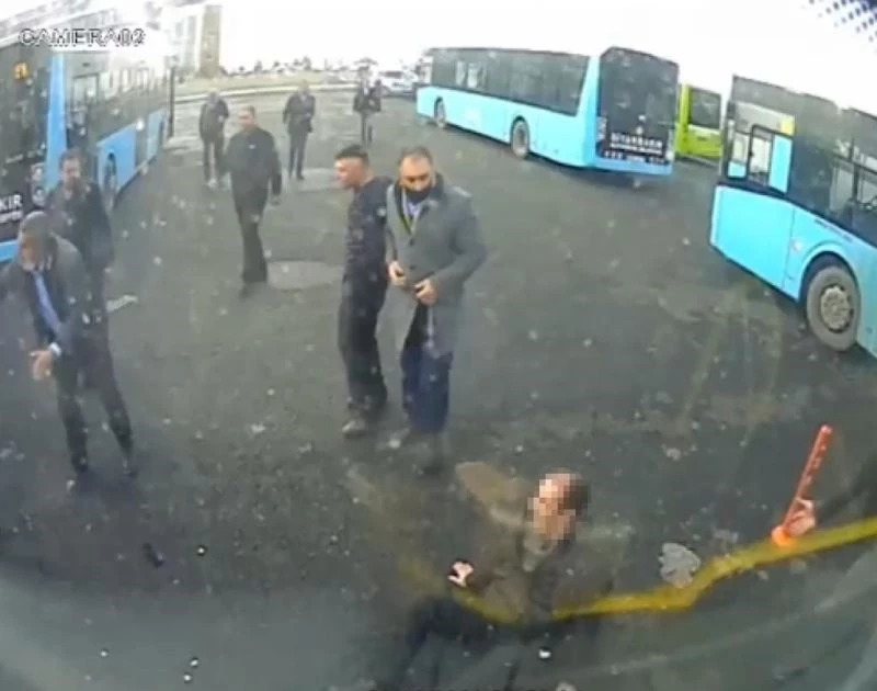 Halk otobüsü şoförüyle tartışan şahıs, taksiyle durağa giderek şoförü bıçakladı
