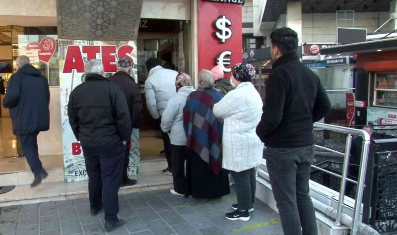 Dolar düştü, vatandaşlar döviz bürolarına koştu
